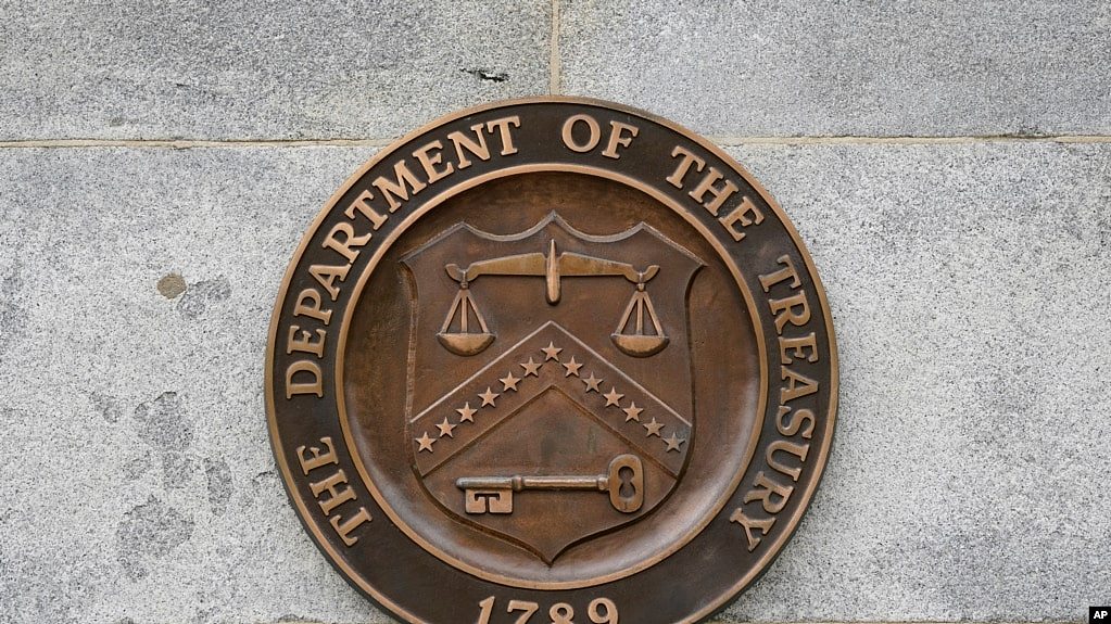 2021年5月4日，美国财政部大楼外的美国财政部徽标。（美联社照片）