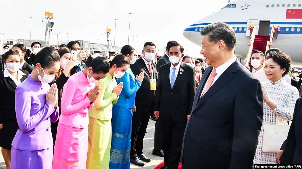 中国领导人习近平和夫人彭丽媛抵达抵达泰国曼谷素万那普国际机场出席亚太经合组织会议。（2022年11月17日）