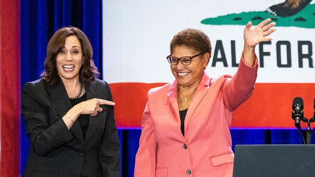 凯伦·巴斯（右）在洛杉矶市长选举中获胜