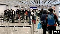 香港国际机场排队接受核酸检测的入境旅客人龙 (美国之音/汤惠芸)