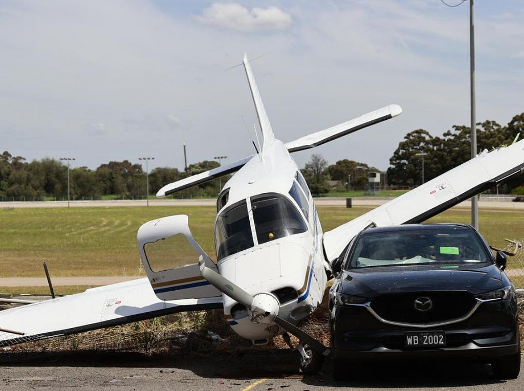 突发！飞机失去动力在悉尼西区紧急迫降，路旁车辆被撞严重受损（组图） - 2