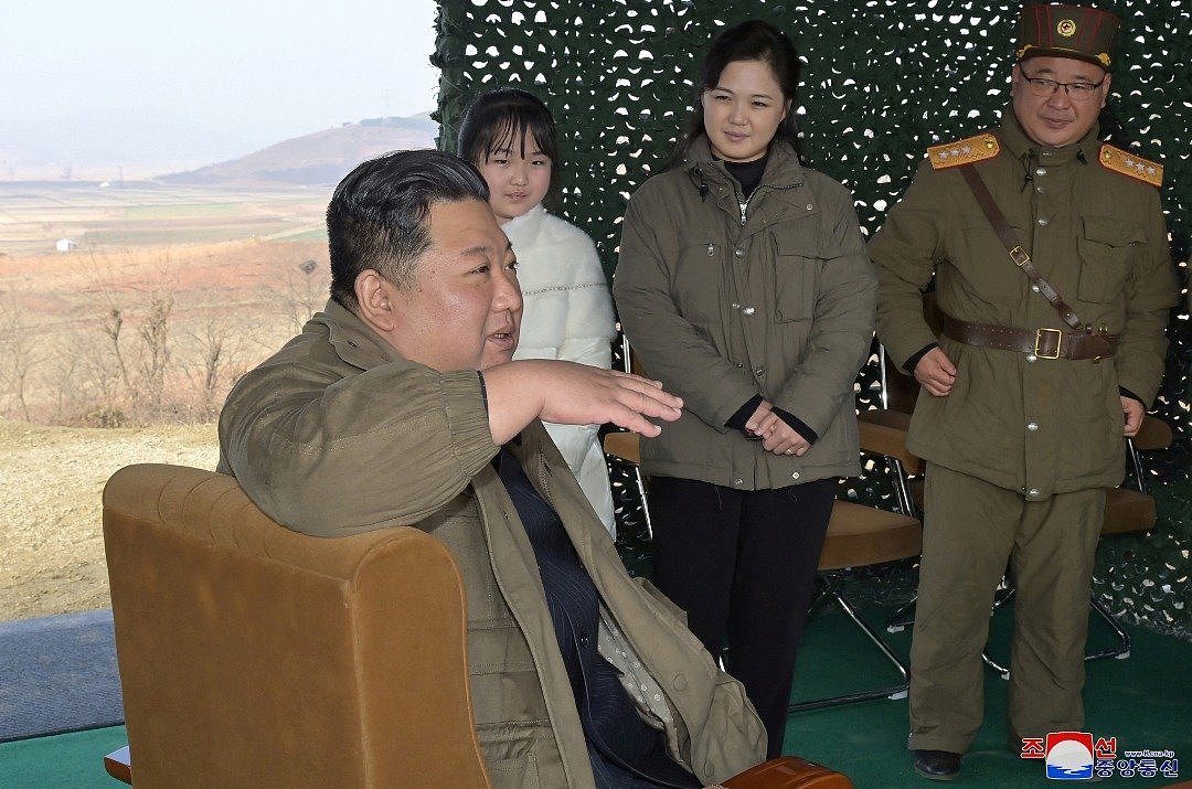 朝鲜周五试射洲际弹道导弹，除了神隐多日的金正恩再次现身外，这次还有他的夫人李雪主和首次曝光的长女。（图取自朝中社/路透社）