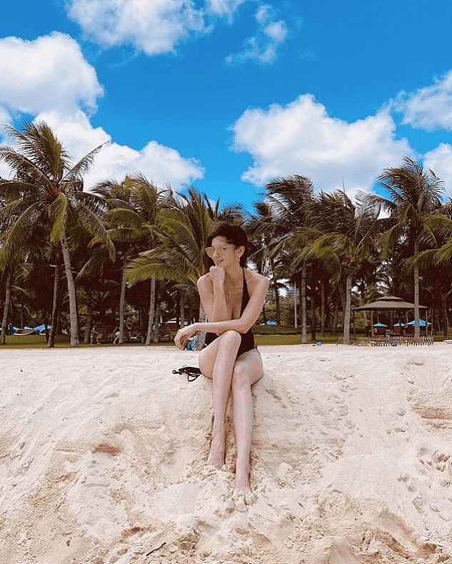 47岁林熙蕾晒性感泳装照：坐沙滩上身材火辣，颜值冻龄似少女（组图） - 2