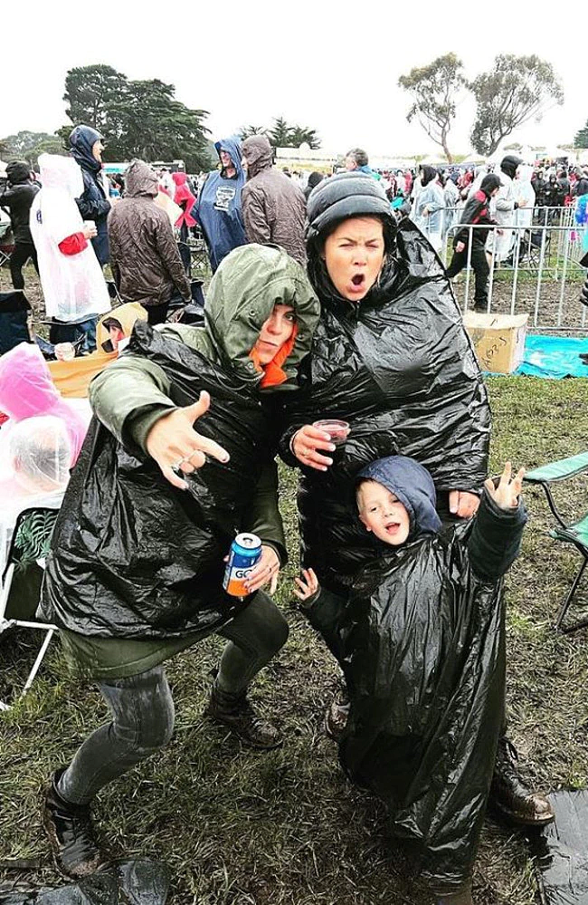 澳音乐节遭暴风雨袭击，现场变泥地！数十辆汽车被困，观众冒雨狂欢（组图） - 3