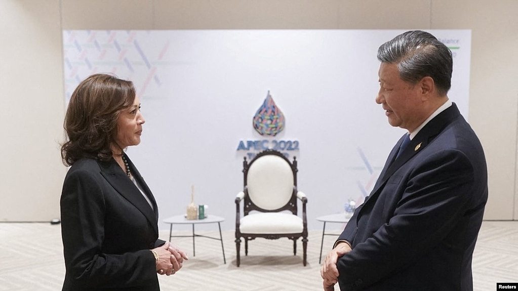 美国副总统卡玛拉·哈里斯（Kamala Harris）星期六（11月19日）在曼谷出席亚太经合组织（APEC）非正式领袖会议时与中国国家主席习近平举行了简短的会晤。