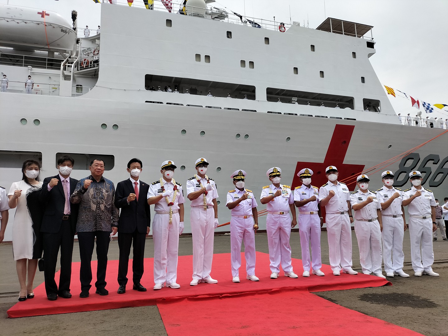 最大的866岱山岛号医院船于11月10日抵达印尼首都附近港口（驻印尼大使馆供图/乔鑫鑫提供）