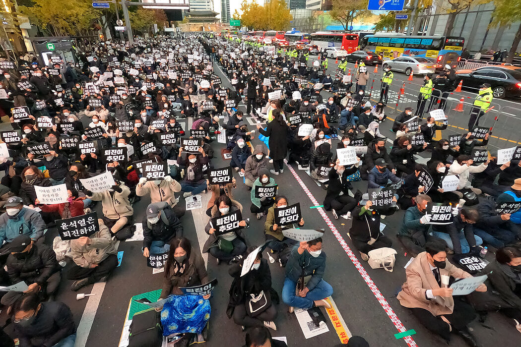 梨泰院事故发生几天后，一群人聚集在首尔市政厅附近，悼念遇难者，抗议官方失职导致这一致命事件发生。