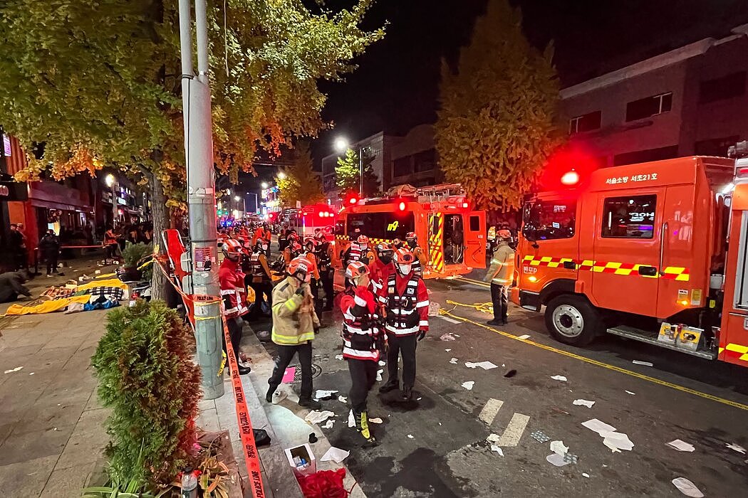 消防队员和紧急救援人员都在现场，记录显示，龙山消防局局长多次要求派出更多救援人员，并要求警察帮助清理街道。
