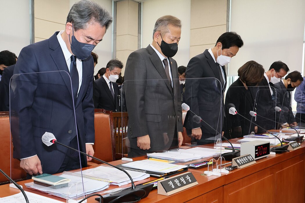 在本月的国会会议上，首尔警察厅厅长金光浩（右二）等高级官员为梨泰院遇难者默哀。 在列者还有韩国警察厅厅长尹熙根（左）；内政部长李祥敏；以及首尔市长吴世勋。
