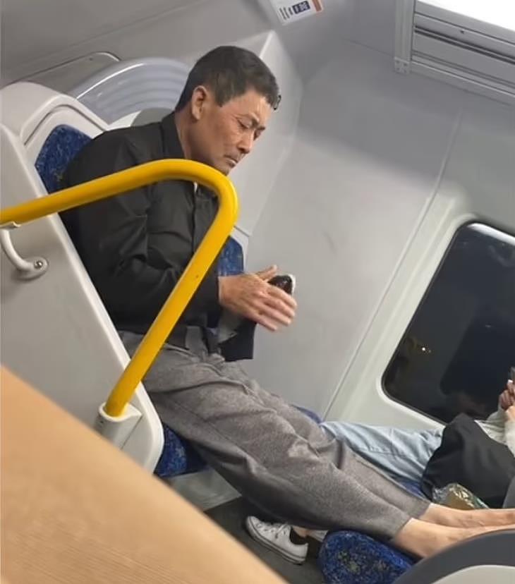 抖音疯传！男子在悉尼城铁脱鞋袜，光脚放在对面座椅，最高可被罚款$1100（组图） - 2