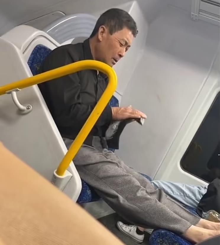 抖音疯传！男子在悉尼城铁脱鞋袜，光脚放在对面座椅，最高可被罚款$1100（组图） - 3