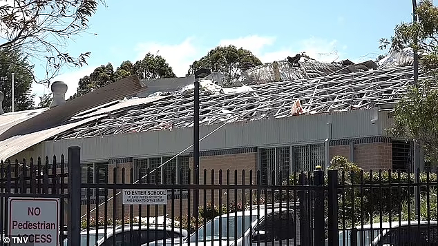 时速百公里妖风袭击澳洲东南部！新州公校屋顶被掀翻，悉尼机场跑道关闭（组图） - 2