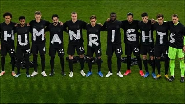 一场世界杯预选赛前，德国队球员身穿黑色衣服组成英文“人权”字样，以示抗议