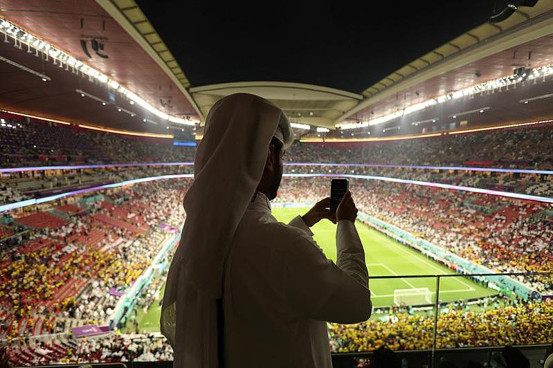 国际足球总会（FIFA）20日表示，2022卡达世界杯足球赛已售出近300万张门票。 图为20日开幕战观众正在拍摄。 (路透)