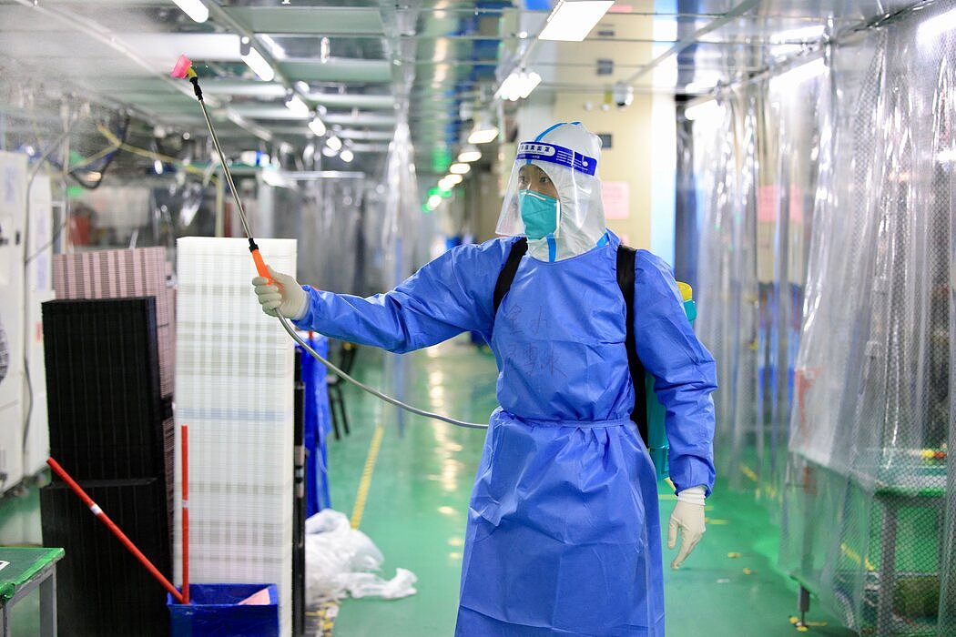 河南郑州富士康工业园的一个工厂对厂房进行消毒，摄于本月。随着世界上其他国家大都基本适应了与新冠病毒共存，中国仍在坚持新冠清零。