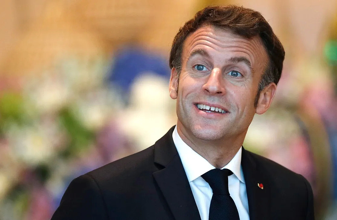 法國總統馬克宏近日表示「運動不該政治化」，並表態支持卡達世界盃，受到國內部分人士批評。美聯社資料照片