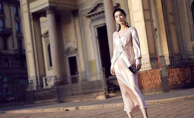 黄圣依真有“国际范”，穿粉色缎面连衣裙亮相时装周，高级大气 （组图） - 2
