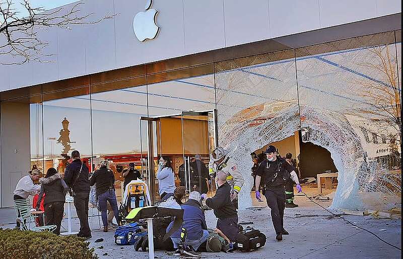 1死19伤！美国麻省有汽车撞入苹果专卖店，警方展开刑事调查（组图） - 1