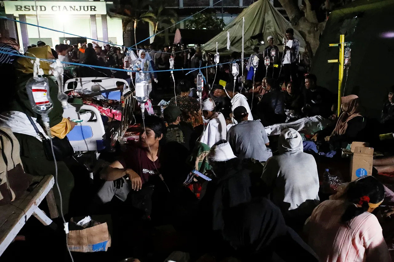 印尼西爪哇省发生地震后，城市展玉（Cianjur）一间医院的停车场22日凌晨挤满伤患。 路透社