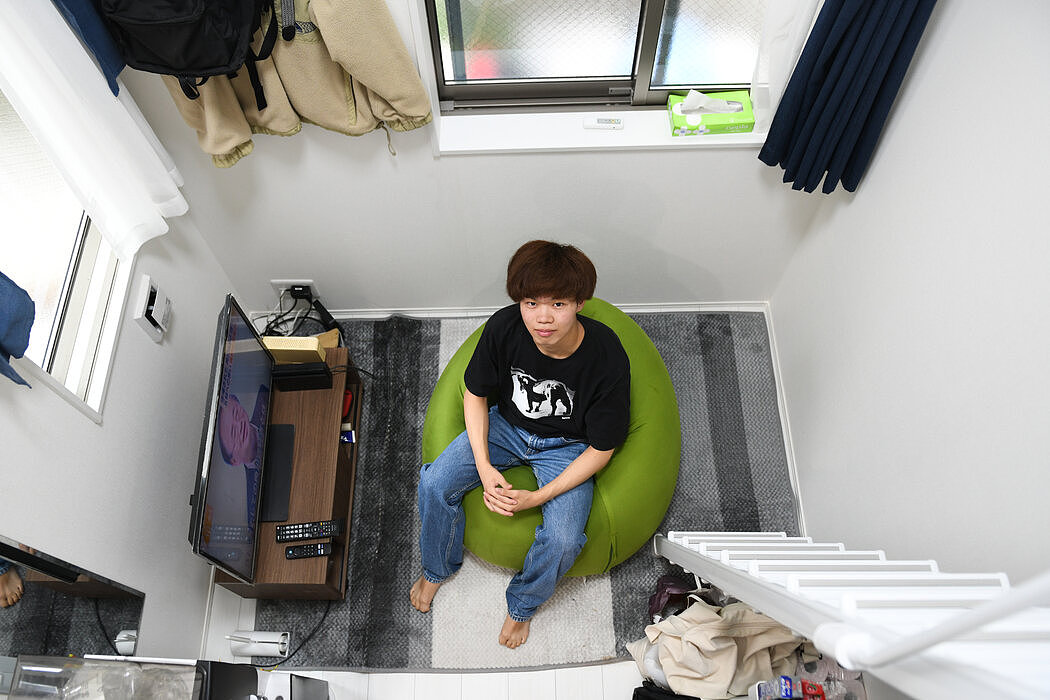 现年19岁的木下优吾在他的东京公寓里。