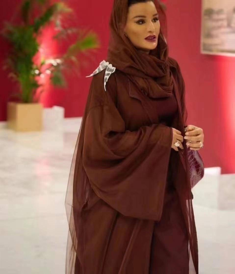 【时尚】世界杯卡塔尔太后抢超模太太团风头！穿民族风闪耀亮相，脸太嫩了（组图） - 6