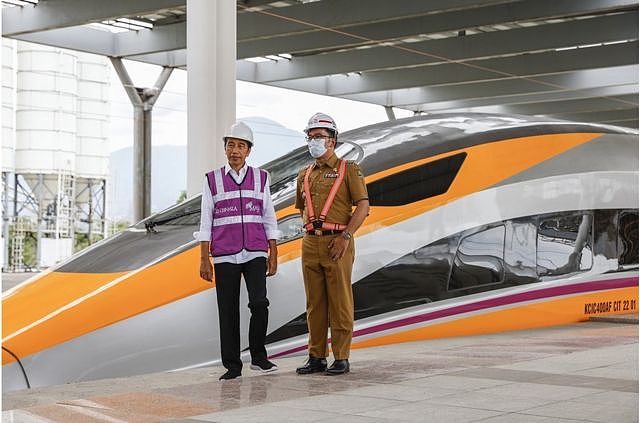 10月13日，印尼总统佐科（左）在西爪哇省省长里德万·卡米尔（右）的陪同下站在万隆德哥鲁亚火车站施工现场的视察高铁建设项目。