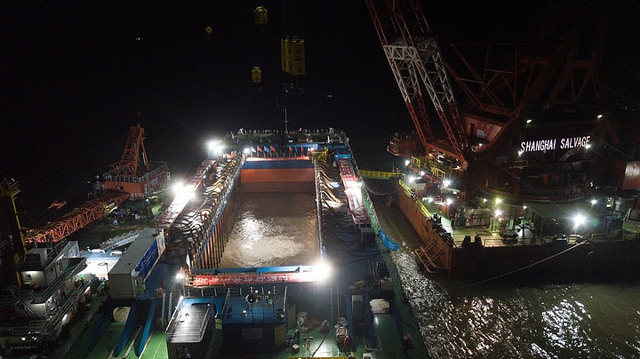 11月20日拍摄的长江口二号古船整体打捞出水施工现场（无人机照片）。新华社记者 金立旺 摄