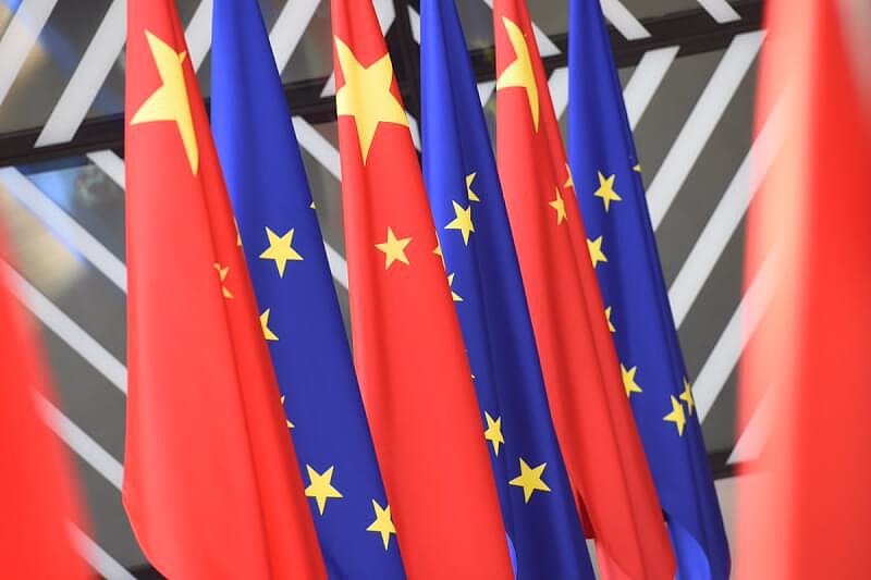 欧盟最高外交官波瑞尔23日在欧洲议会大会报告时，透露10月欧盟高峰会讨论中国的部分共识。 图为中共五星旗与欧盟旗帜。 （图取自欧盟执委会网页ec.europa.eu）