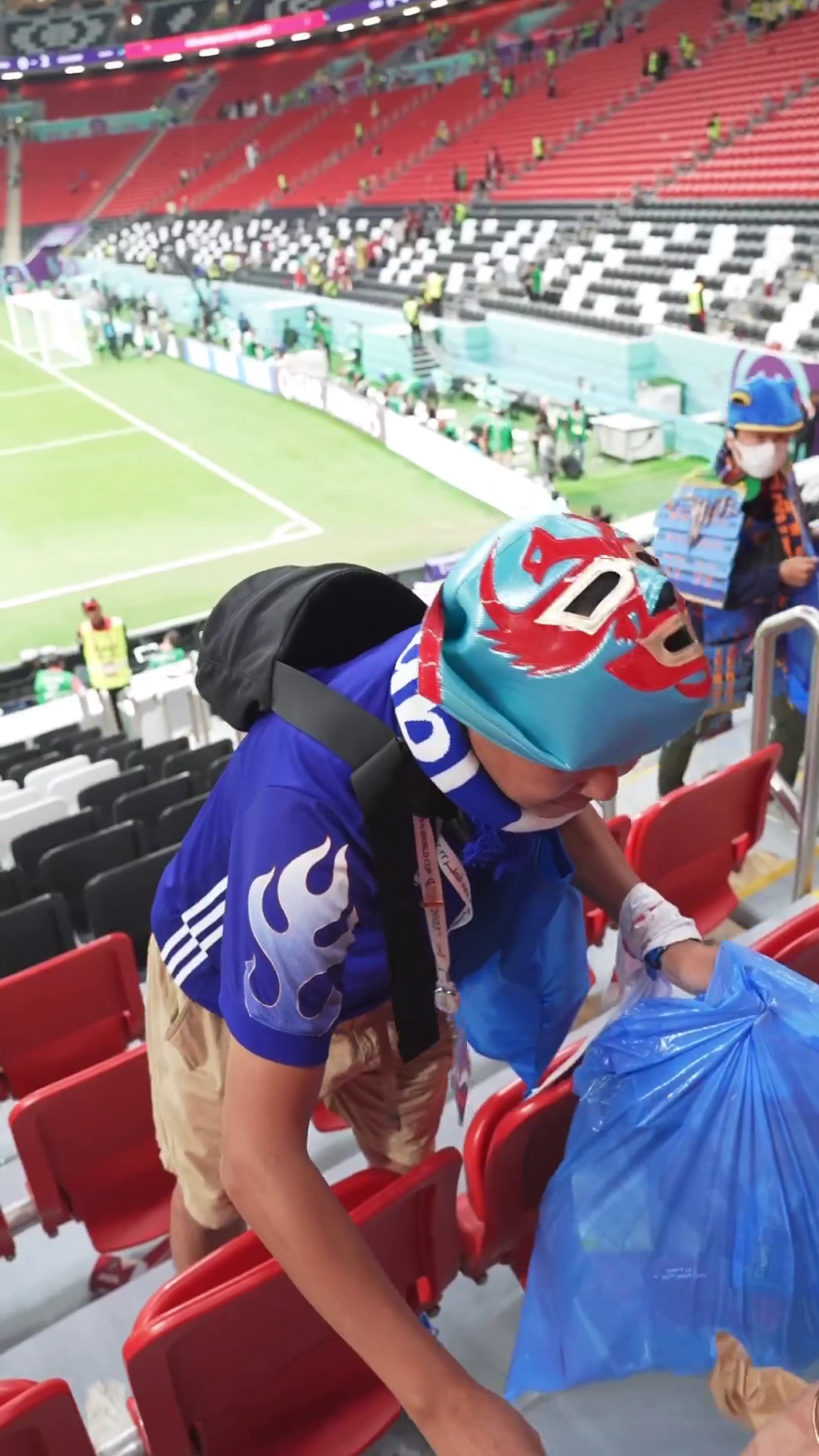 世界杯赛后日本球迷主动清垃圾，中东网红赞叹及致敬（组图） - 5