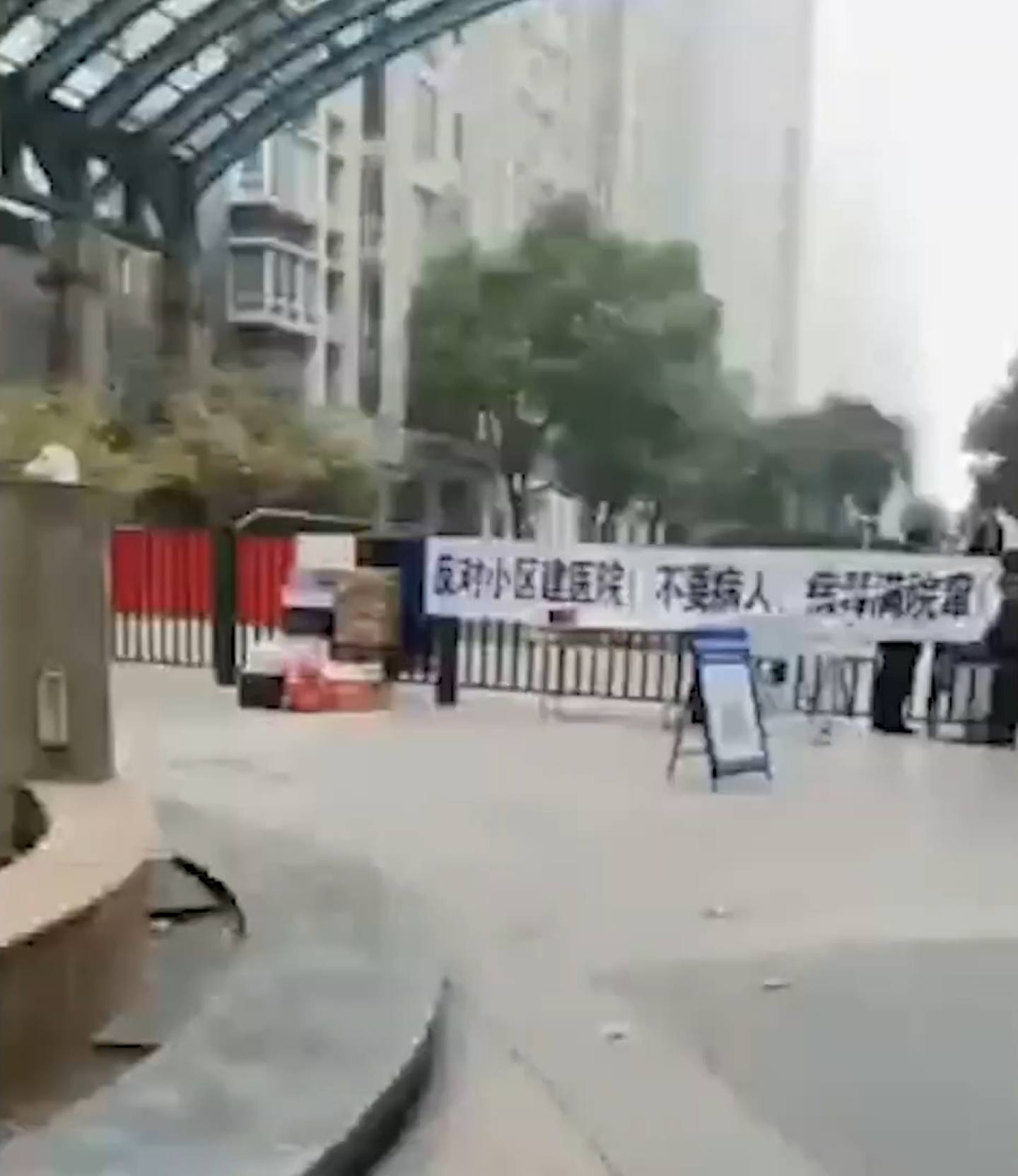 河南郑州有小区声称将对外来人员「格杀勿论」、「就地正法」。 （影片截图）