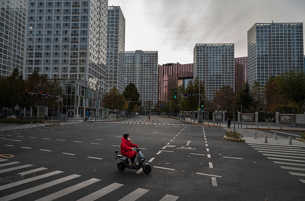 北京中央商务区空荡荡的马路，摄于周一。