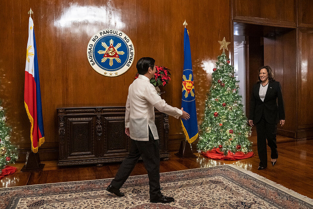 周一，副总统卡玛拉·哈里斯在马尼拉与菲律宾总统小费迪南德·马科斯会面。
