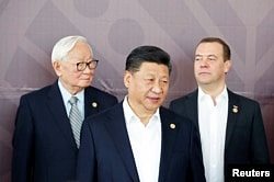 在亚太经合组织峰会拍摄领导人合影时，中国国家主席习近平与台湾代表张忠谋和俄罗斯总理梅德韦杰夫同框 (2018年11月)