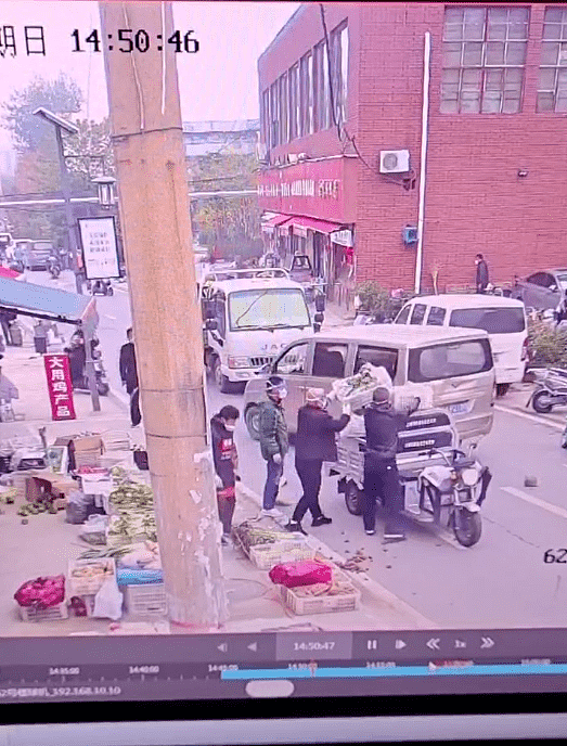 郑州街道办工作人员被指殴打蔬果店员工且波及路人！多方回应 （图） - 2