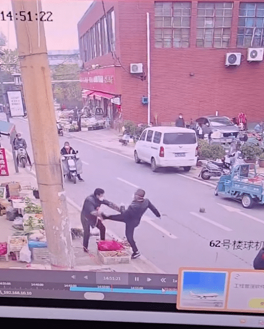 郑州街道办工作人员被指殴打蔬果店员工且波及路人！多方回应 （图） - 1