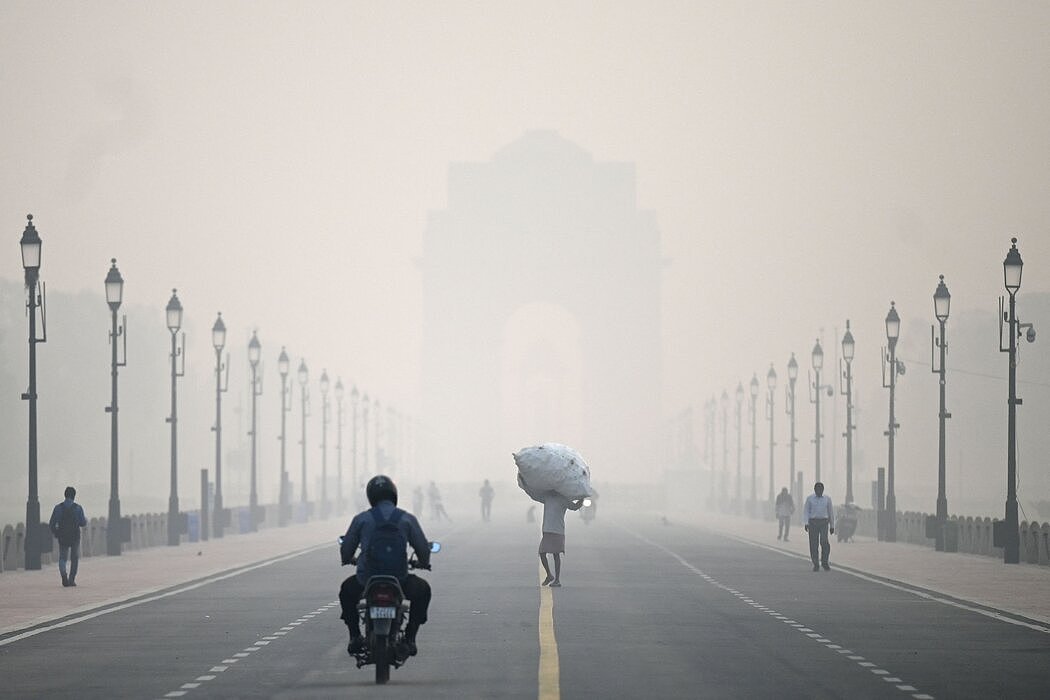 本月新德里的印度门。最近德里的严重污染已促使官员停止卡车通行，关闭学校，并要求人们在家工作。