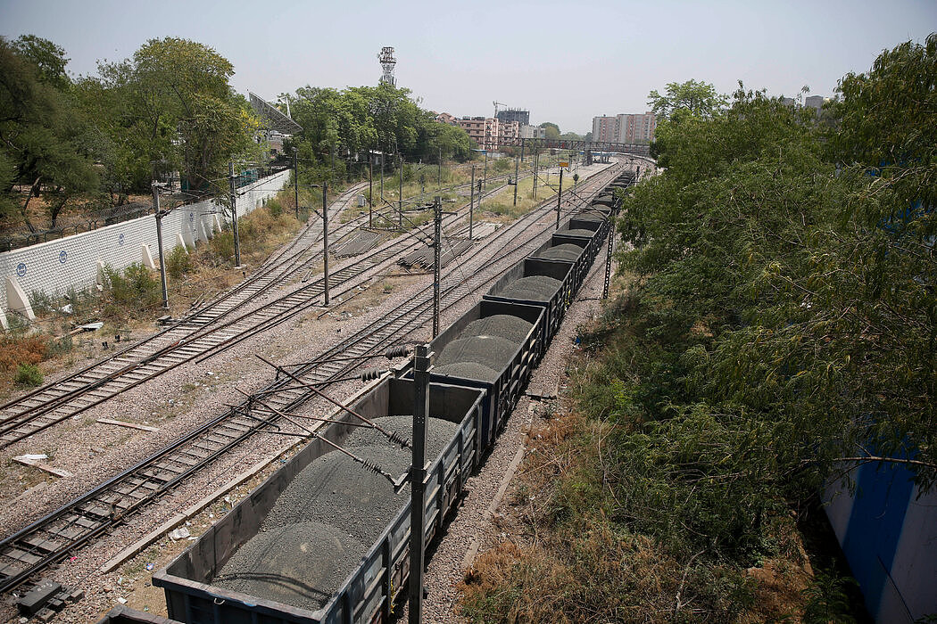 4月，新德里的运煤火车。近年来，德里关闭了两座燃煤发电厂，并要求工厂改用管道输送天然气。