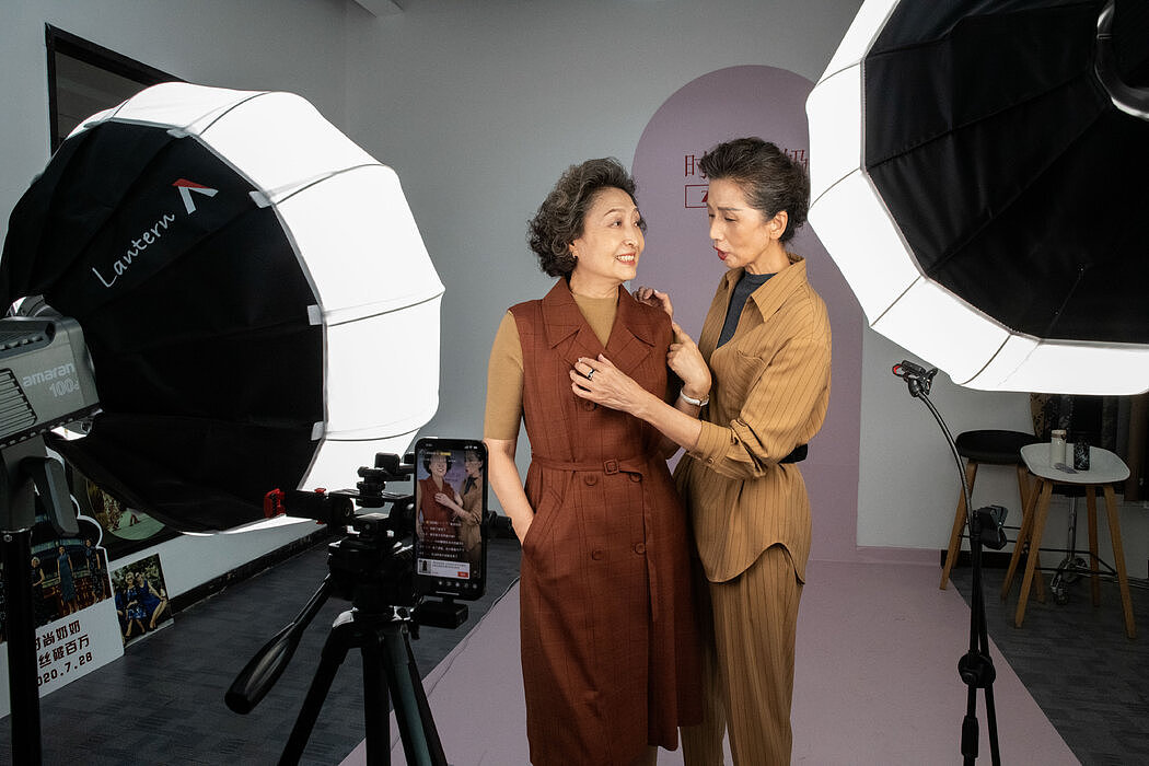 正在直播销售自产服装的“时尚奶奶”孙洋（左）和林玮。
