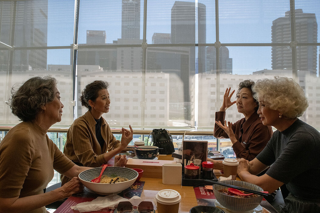 北京时尚奶奶的成员在拍摄视频的间隙吃午餐。“以前当我们看到自己父母年老的时候，我们就想，要活得和他们不一样，”孙洋说。