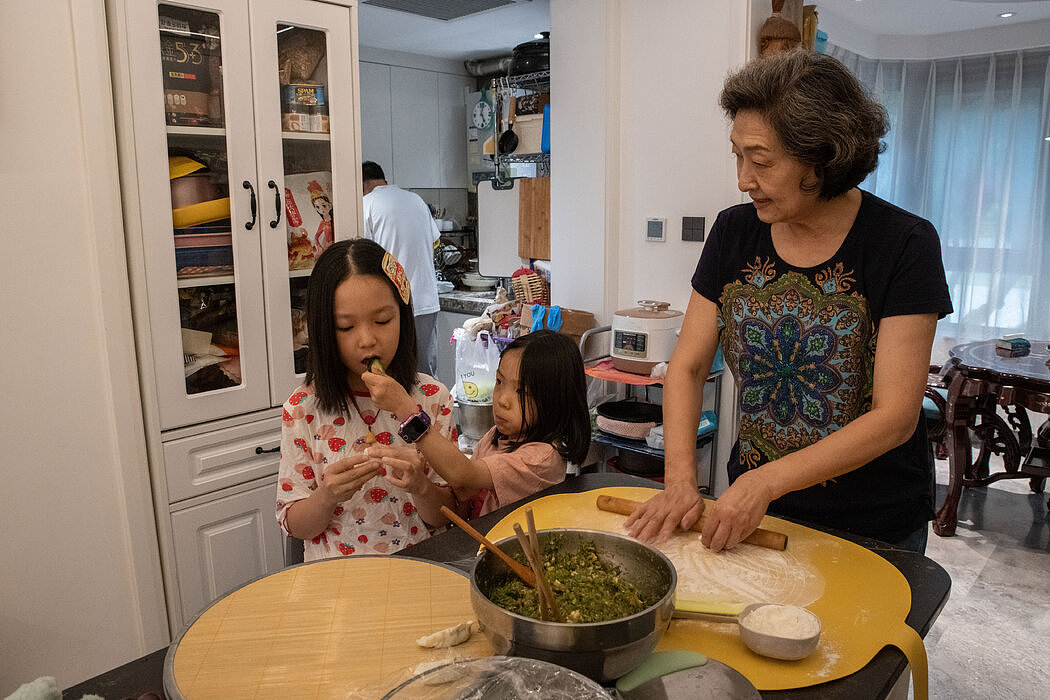孙洋在家中和家人在一起。中国的老年网红正在帮助挑战一种刻板印象，即祖父母应该主要留在家里照顾家人。