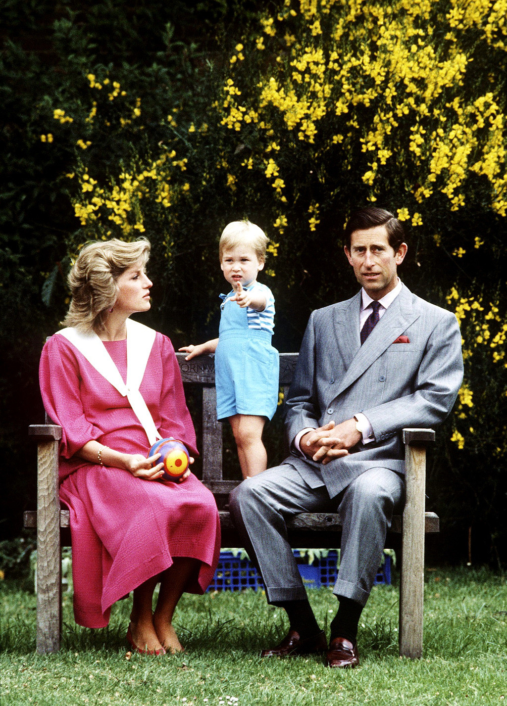 已故英國黛安娜王妃（Princess Diana）與查爾斯離婚前，衣著以保守洋裝為主。圖為1984年6月她與查爾斯歡慶長子威廉2歲生日。（資料照／TPG、達志影像）