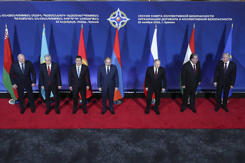 以俄罗斯为首的集体安全条约组织（CSTO）23日在亚美尼亚首都举行峰会，但成员国受战事影响，逐渐对俄罗斯失去信心。 亚美尼亚总理甚至拒签峰会联合文件，俄国总统普廷爆气摔笔。 （美联）