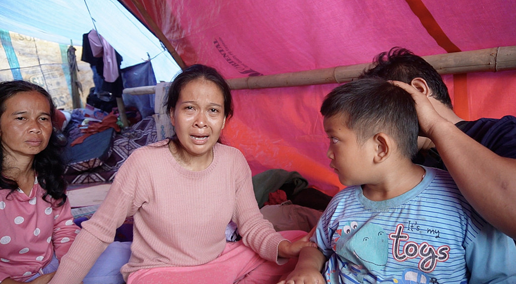 家住印尼西爪哇的孕婦英德亞（Indri Rahmawati）出門買零食遇到地震遭活埋，英德亞的母親（左）、姊姊（中）、兒子（右）無法接受天人永隔的悲痛。（圖／中央社）
