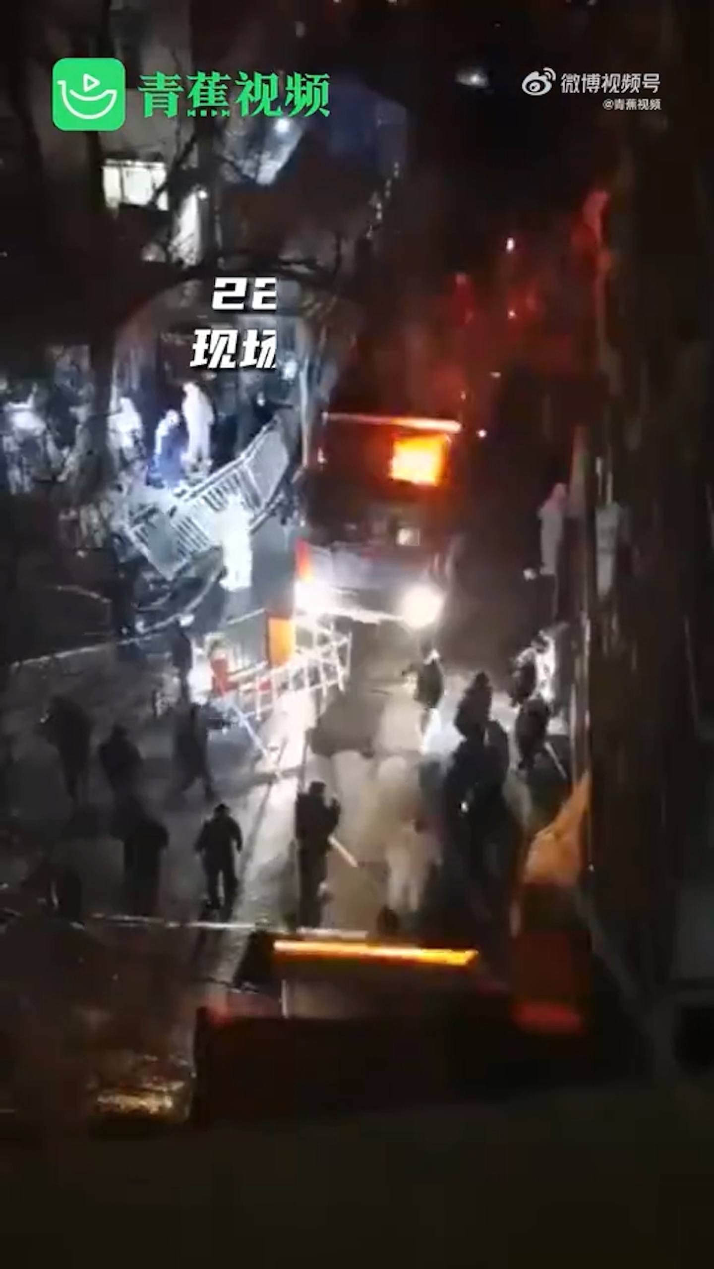 新疆10死火警救援惹议！传防疫围栏阻消防车入小区，水柱喷不到单位  （视频/组图） - 4