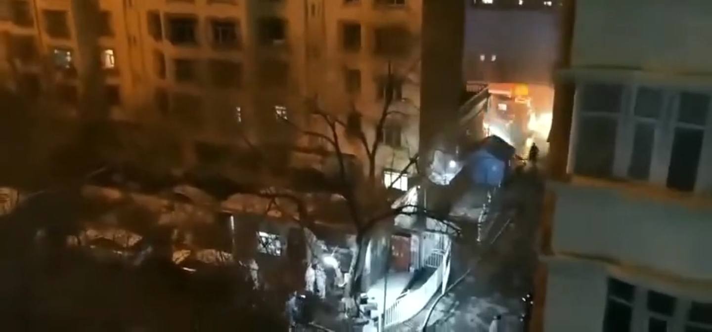 新疆10死火警救援惹议！传防疫围栏阻消防车入小区，水柱喷不到单位  （视频/组图） - 7
