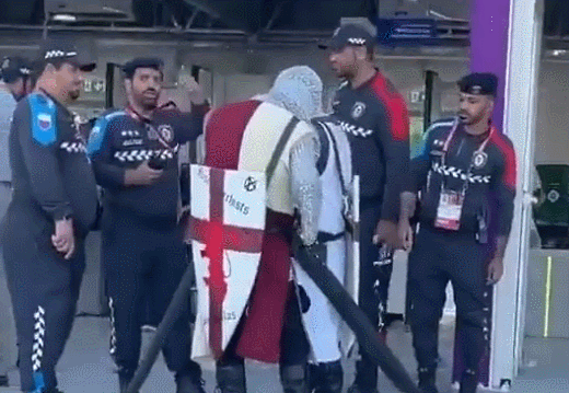 卡塔尔世界杯球场保安禁止穿十字军服饰的英格兰球迷入场！英活动人士：他们不是故意的（组图） - 1