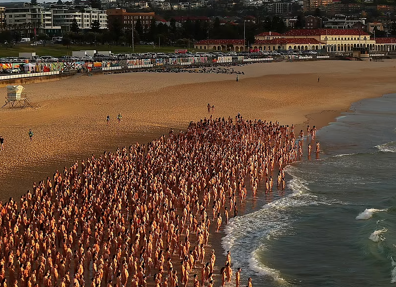 数千人一丝不挂涌入Bondi海滩，为慈善活动拍摄全裸合影（组图） - 2