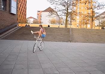 【美女】德国妹子在自行车上跳“芭蕾”，大长腿也太哇塞了，亮瞎双眼（组图） - 3