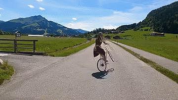 【美女】德国妹子在自行车上跳“芭蕾”，大长腿也太哇塞了，亮瞎双眼（组图） - 2