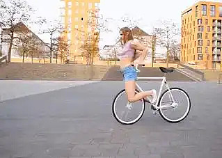 【美女】德国妹子在自行车上跳“芭蕾”，大长腿也太哇塞了，亮瞎双眼（组图） - 4